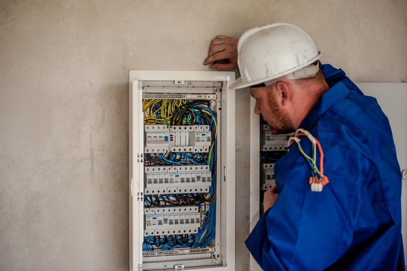 electricite-CARNOULES-min_electrician-2755683